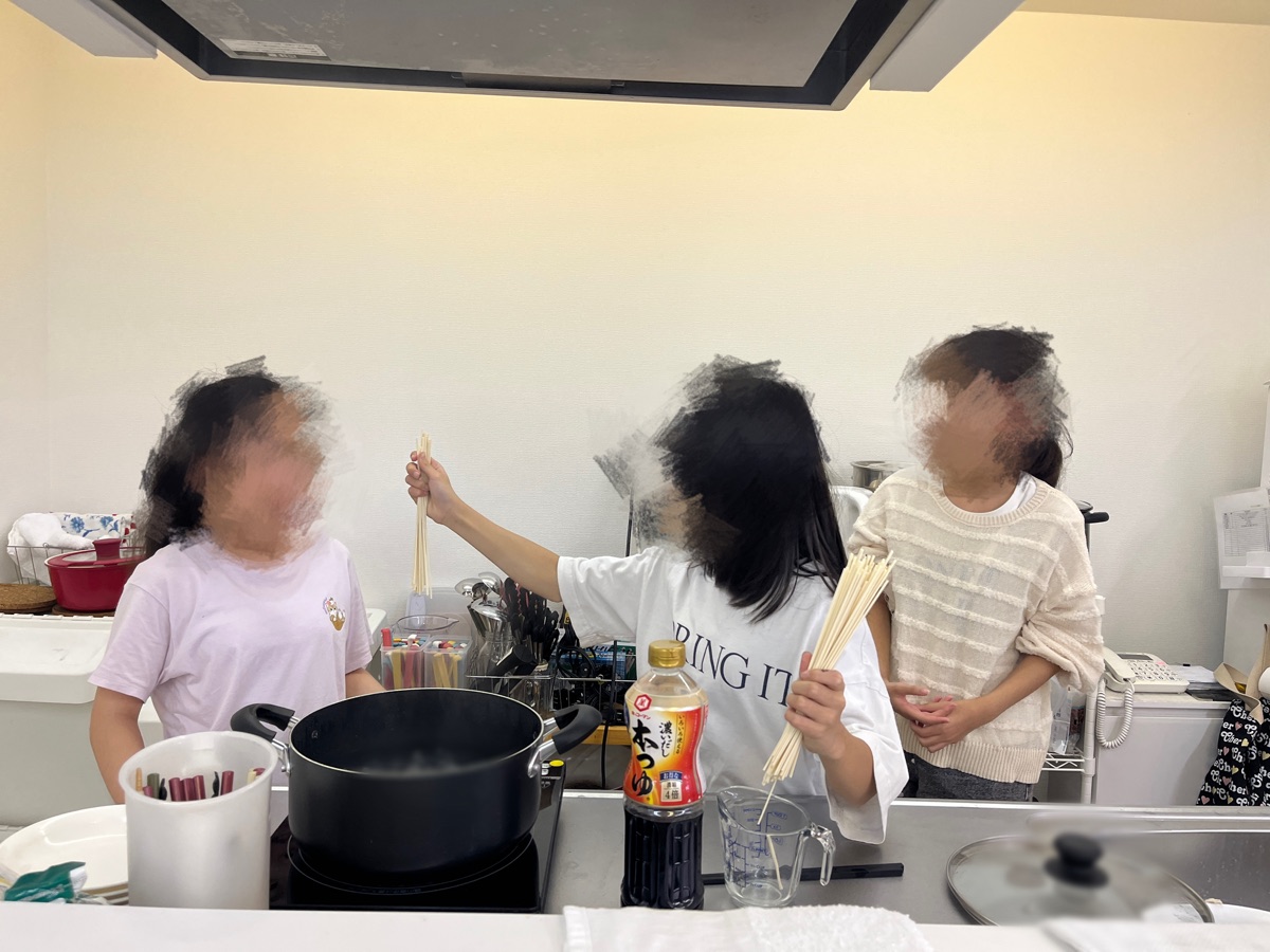 キッチンで料理に取り組むこどもたち