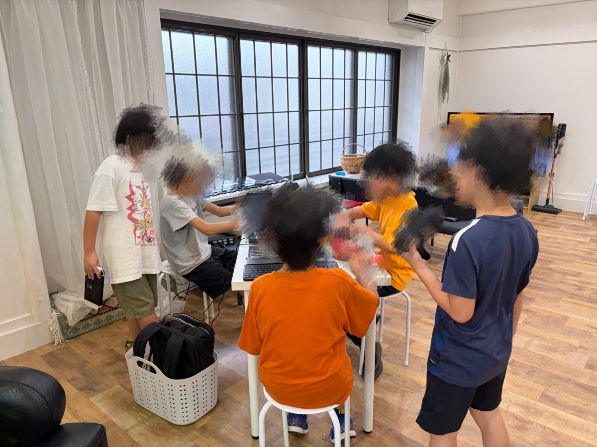 パソコンを囲んで過ごすこどもたち