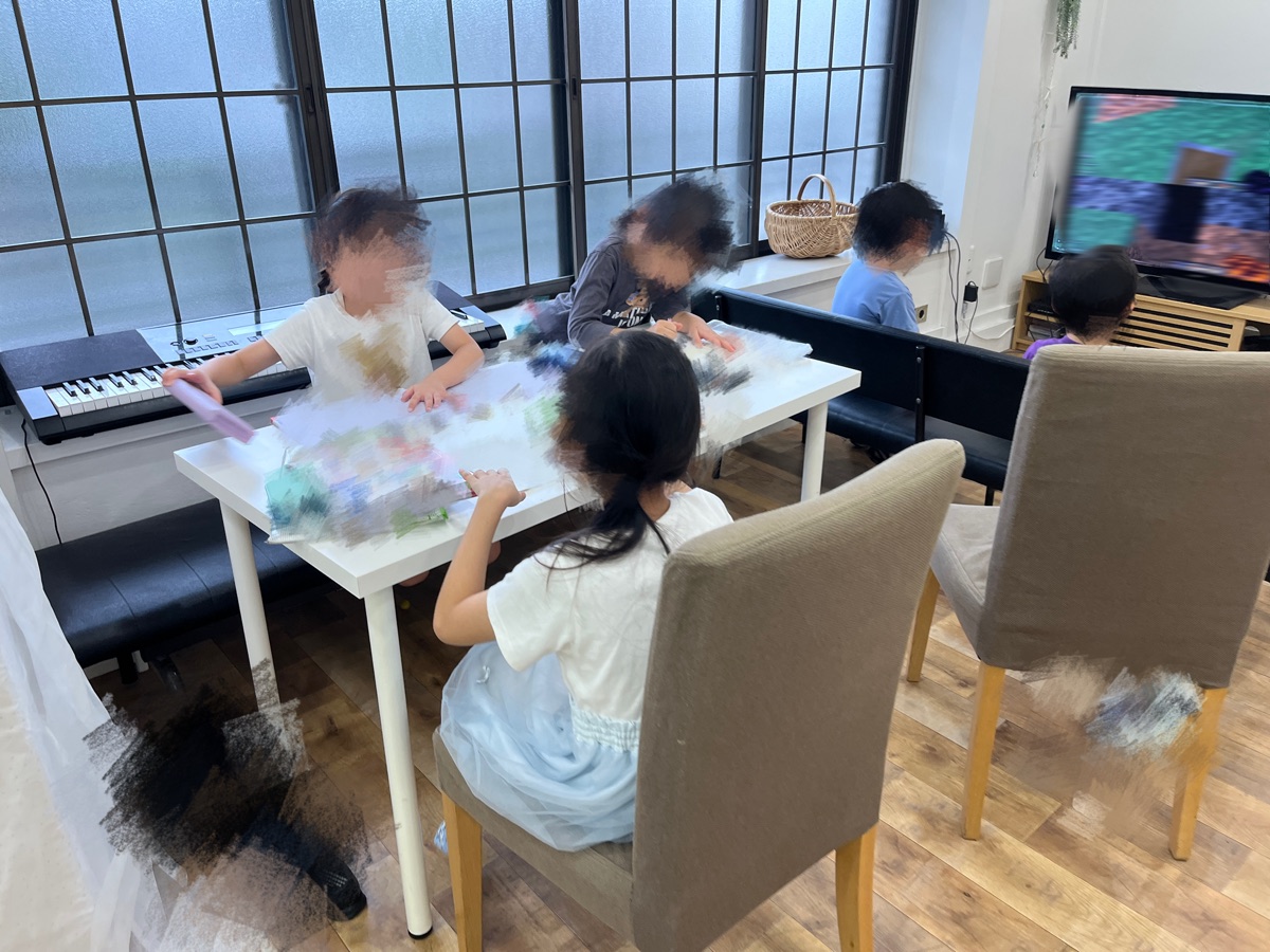 テーブルでそれぞれの遊びを楽しむこどもたち