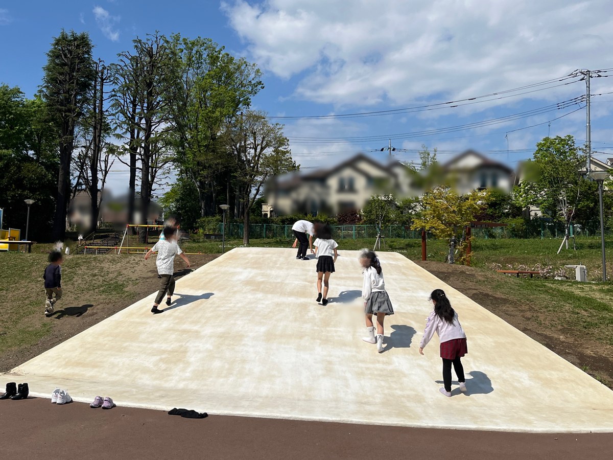 公園の白い遊具で体を動かすこどもたち