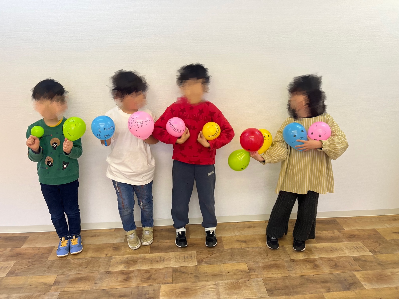 手作りの風船を持って並ぶピカイチのこどもたち